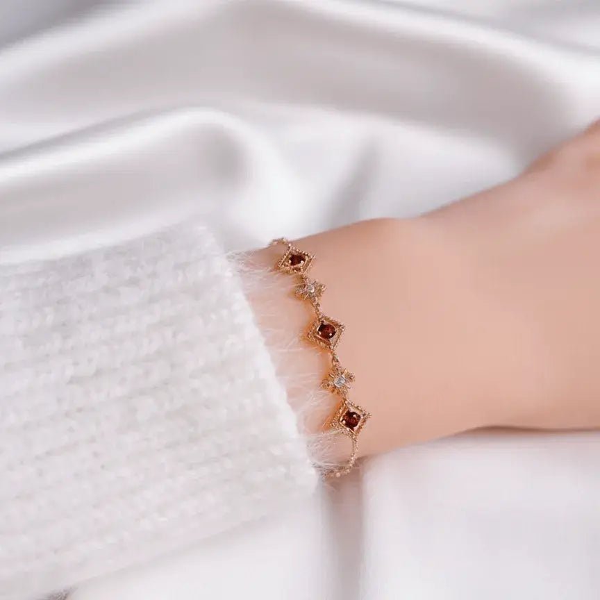 Alvora Crimora Vintage Royal Bracelet – Elegant Gold Jewelry