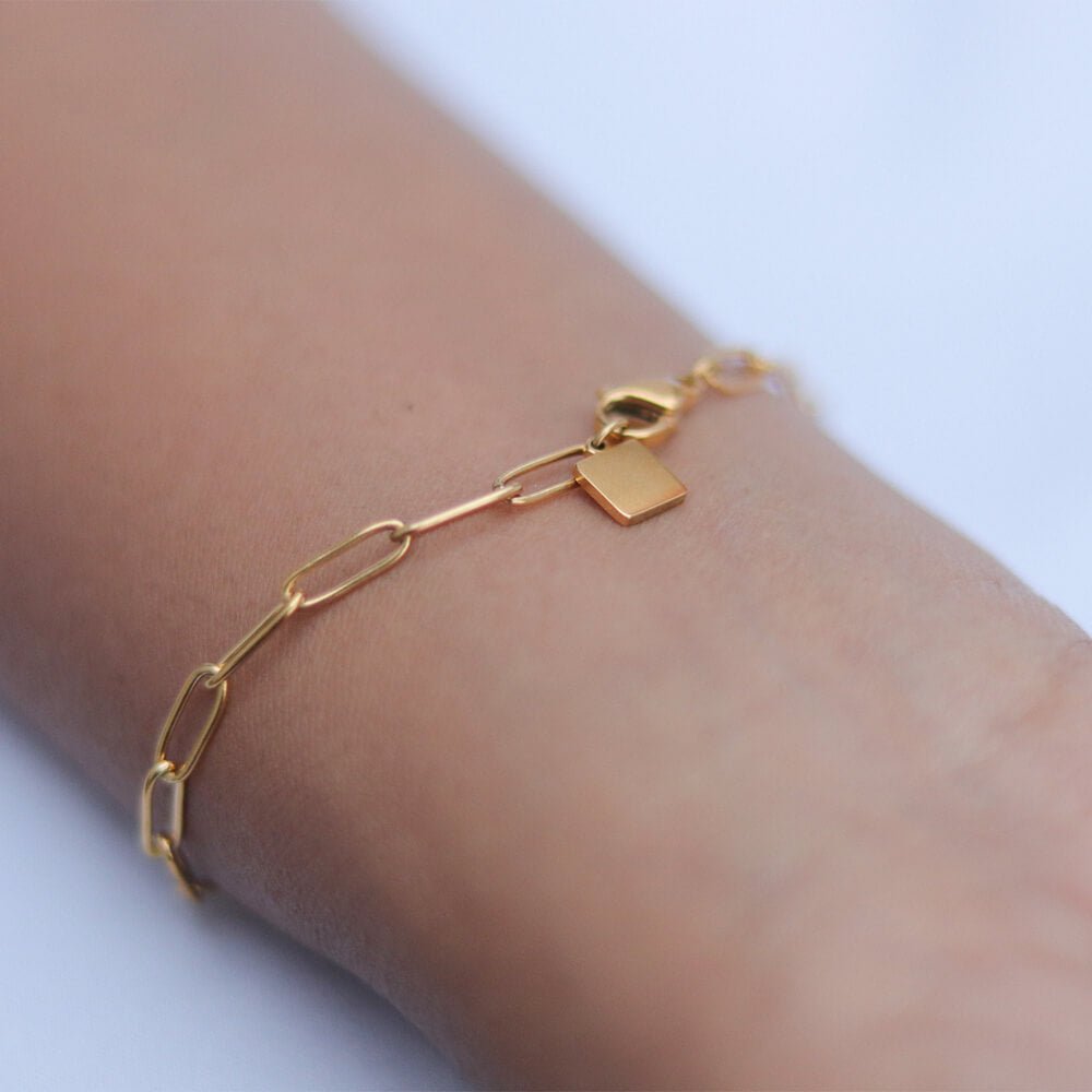 Linéa - Alvora #skinfriendlyjewelry #waterproofjewelry 18k gold paperclip bracelet