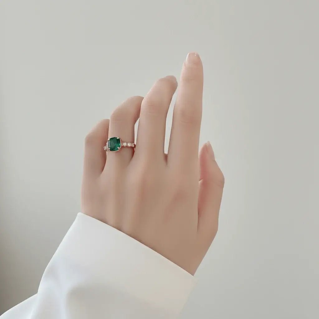 Vintage gold emerald ring – Oliviyo Ring by Alvora, featuring a deep green gemstone and 18K gold-plated finish.