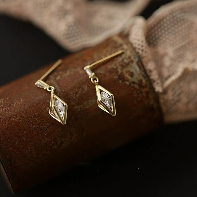 Vespera - Alvora #18KGoldPlated #GeometricJewelry #GoldDropEarrings