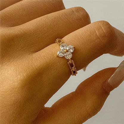 Alvora Zerlina Gold Floral Chain Ring – 18K Gold, Waterproof & Skin-Friendly